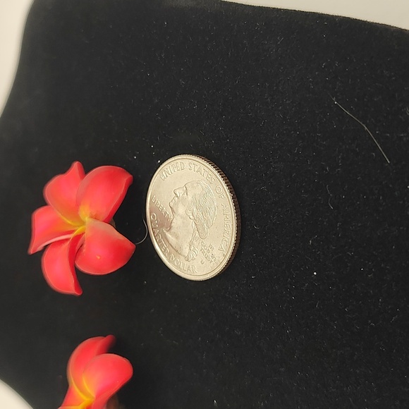 Vintage plumeria clip on earrings, light weight - Picture 2 of 5